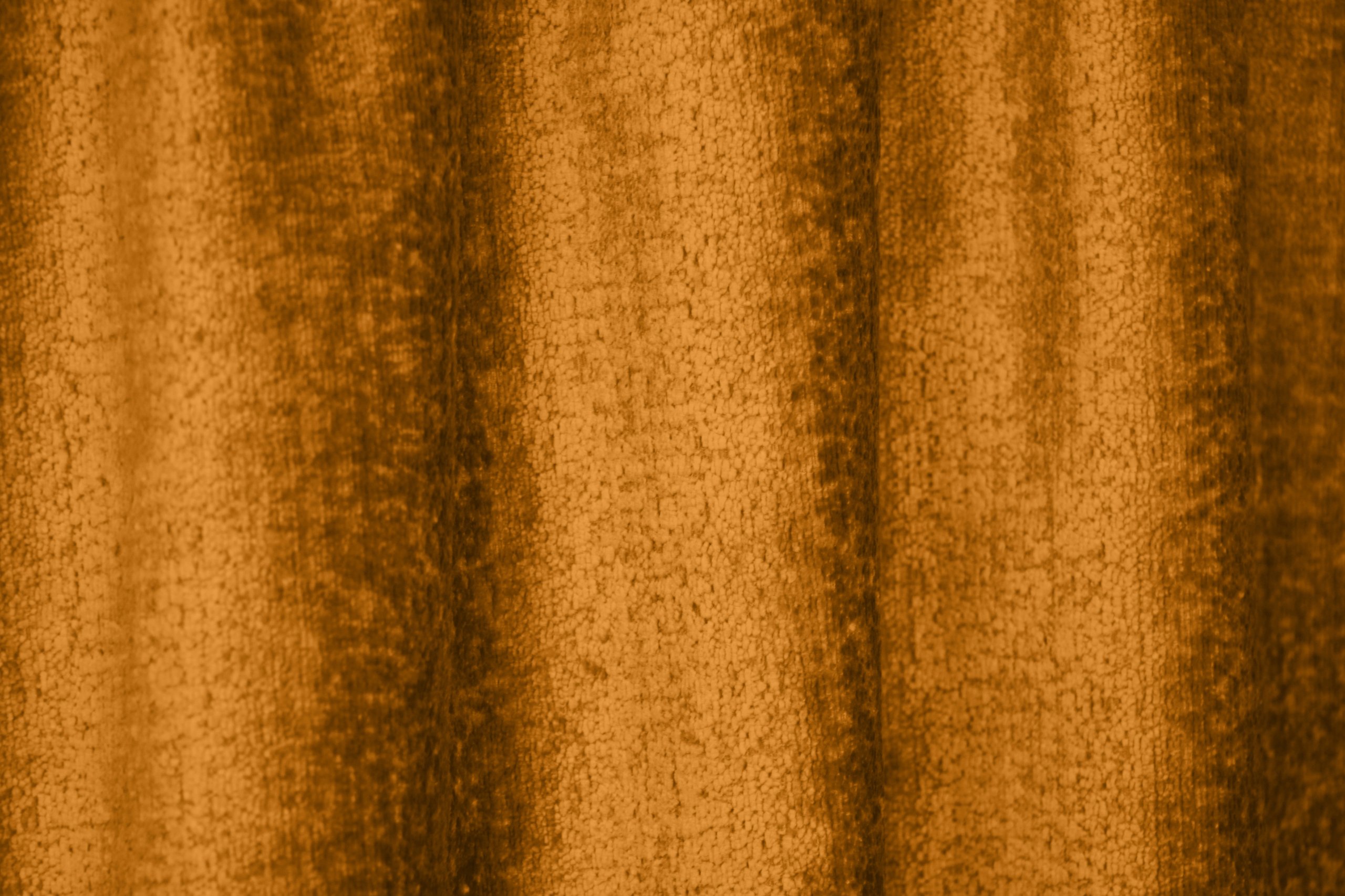 Detail van teddy gordijn BB2412 in okergeel uit de Okika-collectie. De volle, wollige structuur van de teddy-stof voelt heerlijk zacht aan en maakt deze okergele teddy gordijnen perfect voor een warme en levendige woonruimte.