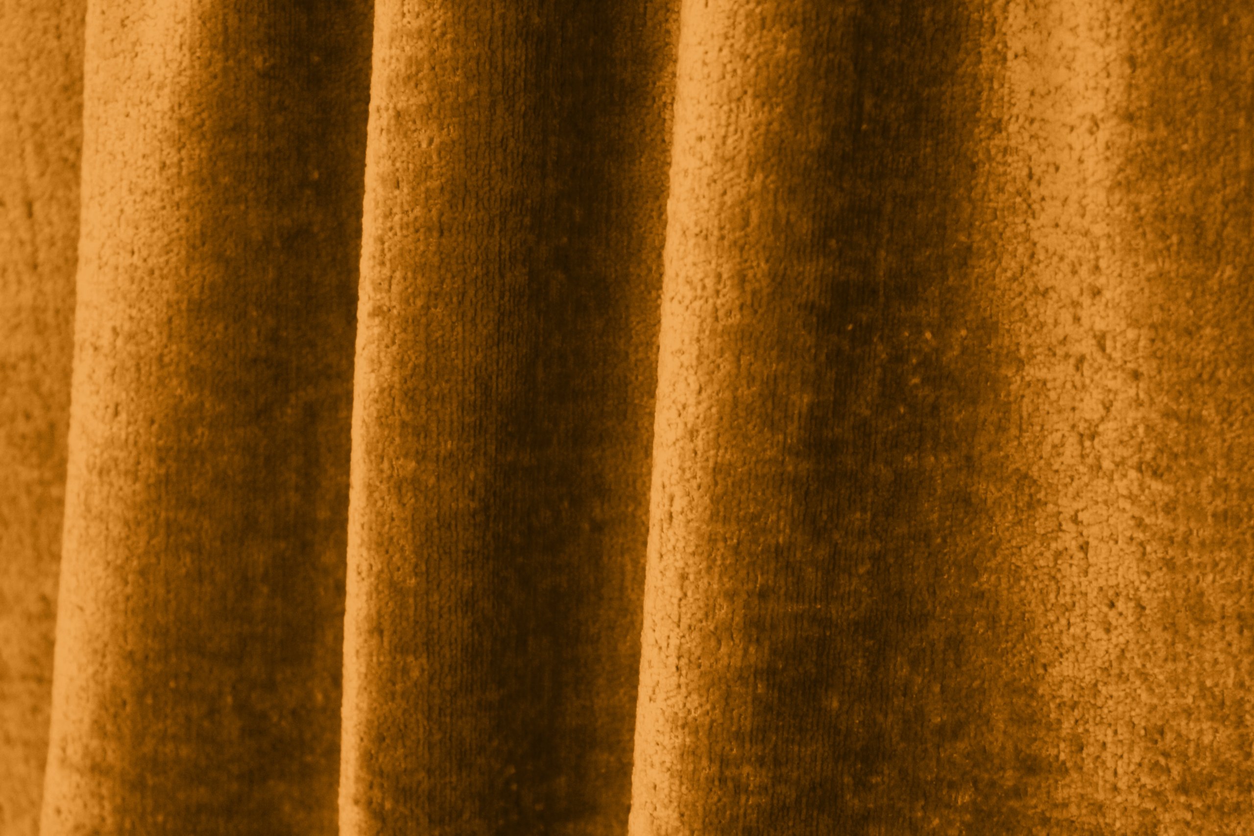 Okergeel teddy gordijn BB2412 van Okika, op maat gemaakt. De dikke, zachte teddy velours geeft deze gordijnen een warme uitstraling met een speelse retro-touch – ideaal voor een gezellig en stijlvol interieur.