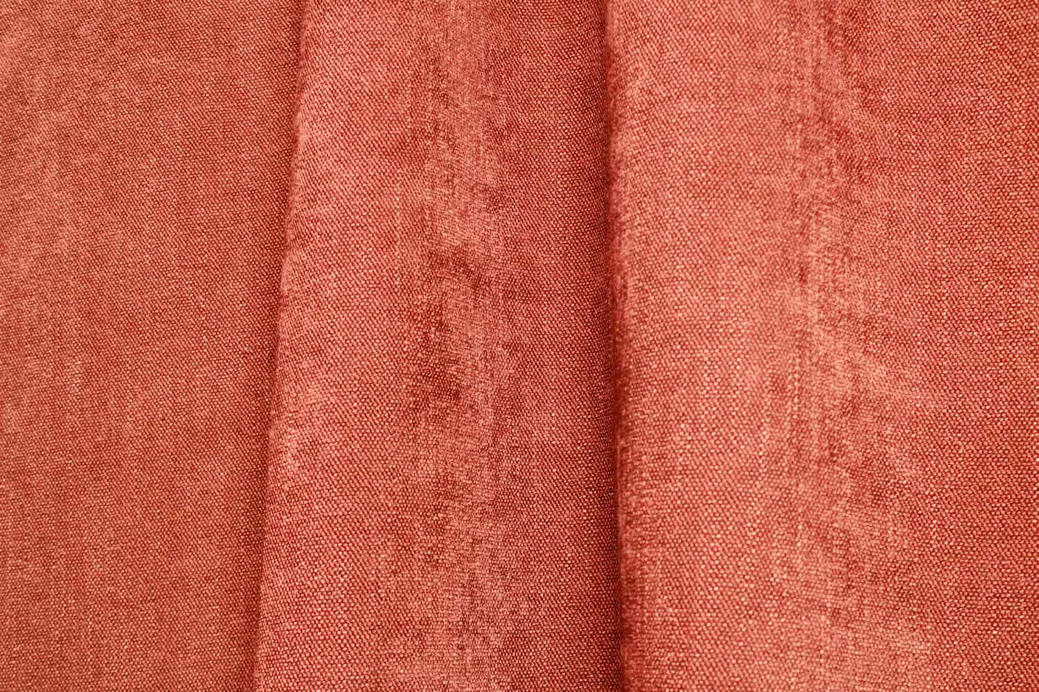 sfeer foto van terrakleurige gordijnen uit de Imperial-collectie in een plooi zodat je een idee krijgt van de gordijnen met deze stof