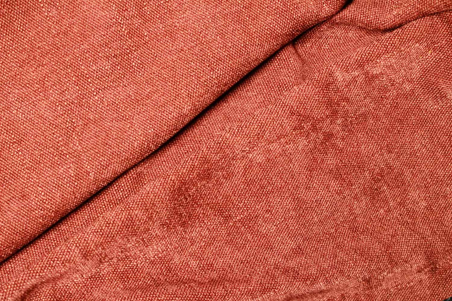 Terrakleurige Imperial-gordijnstof in close-up met zichtbare stof structuur en weving