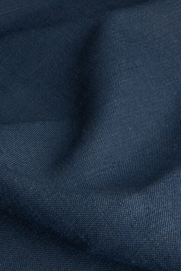 Elegance blauwe stof, vervaardigd uit 54% polyester, 36% viscose en 10% linnen, met een diepe, elegante glans.