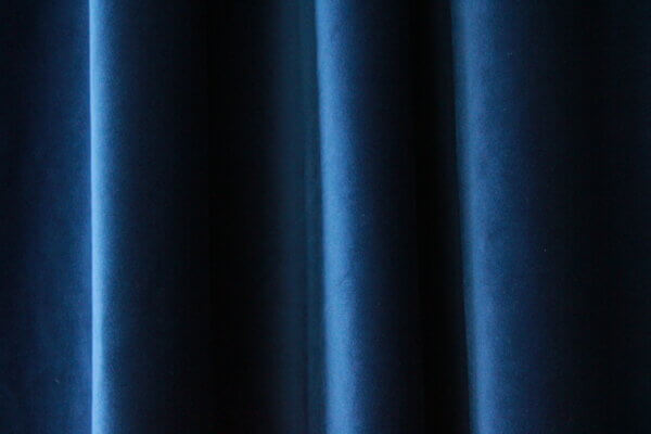 kobalt blauwe fluwele gordijnen, jc2420 van okika. Velours in een diepe blauwe kleur.