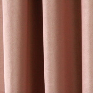 Oudroze fluwelen gordijnen JC2418 van Okika, met luxe details en een elegante vintage roze tint, perfect voor een romantische sfeer.