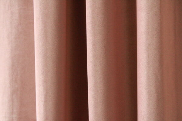 Oudroze fluwelen gordijnen JC2418 van Okika, met luxe details en een elegante vintage roze tint, perfect voor een romantische sfeer.