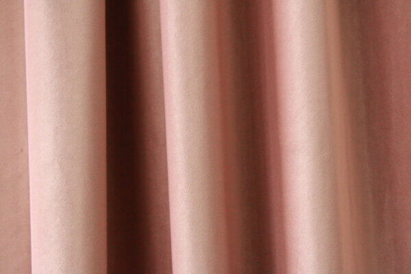 Oudroze fluwelen gordijnen JC2418 van Okika – zachte velvet gordijnen in vintage roze tint voor een warme, romantische sfeer in elke kamer.