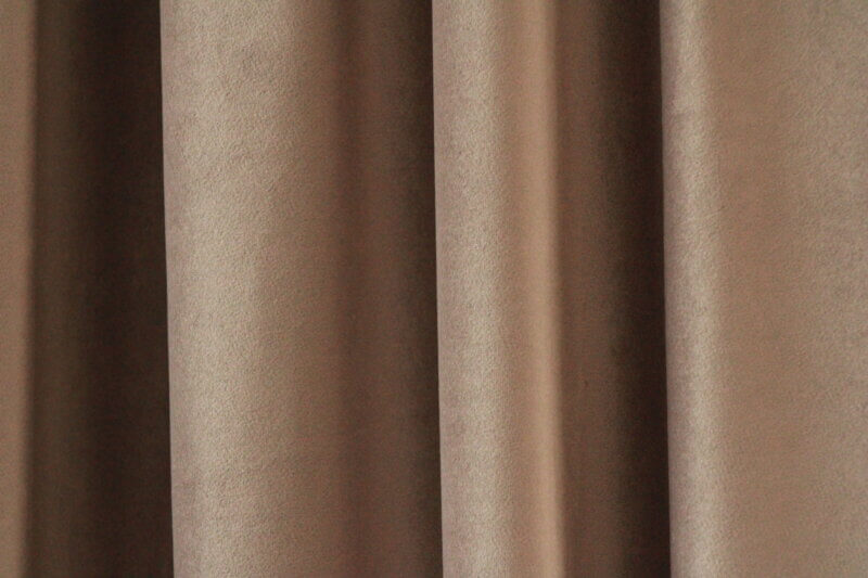Okika JC2414 taupe fluweel gordijn – premium velvet gordijnen in taupe voor een chique en tijdloze uitstraling in woon- en slaapkamers.
