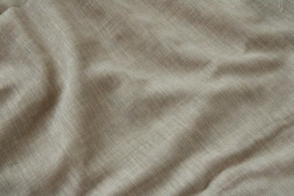 Zen Weave Honing inbetween vouwgordijn met schaduwachtige geweven structuur in meerdere tinten en zachte lichtdoorlaat – warme en duurzame raamdecoratie