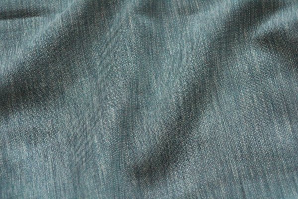 Zen Weave Indigo Blauw inbetween vouwgordijn met natuurlijke structuur en zachte lichtinval – elegante, duurzame raamdecoratie