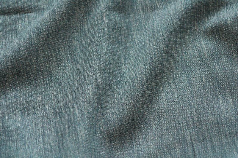 Zen Weave Indigo Blauw inbetween vouwgordijn met natuurlijke structuur en zachte lichtinval – elegante, duurzame raamdecoratie