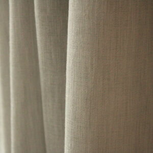 Ivoorkleurig Zen Weave gordijn, elegant vallend, perfect voor een lichte en serene sfeer in de kamer.