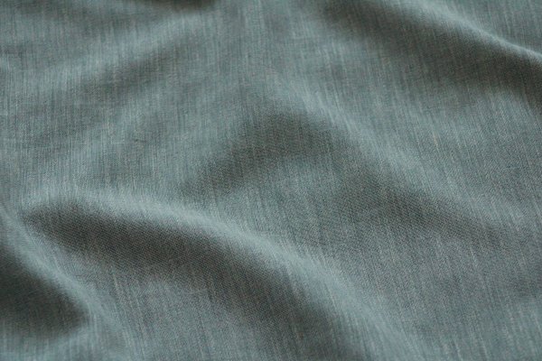 Zen Weave Lichtgrijs inbetween vouwgordijn met schaduwachtige geweven structuur in meerdere kleurtinten en zachte lichtfiltering – frisse en duurzame raamdecoratie