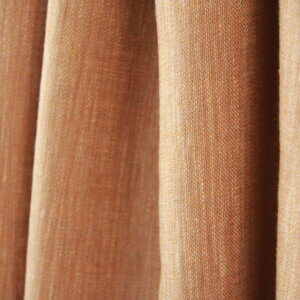 Nudekleurig Zen Weave gordijn, soepel vallend, ideaal voor een warme en rustige sfeer in de kamer.