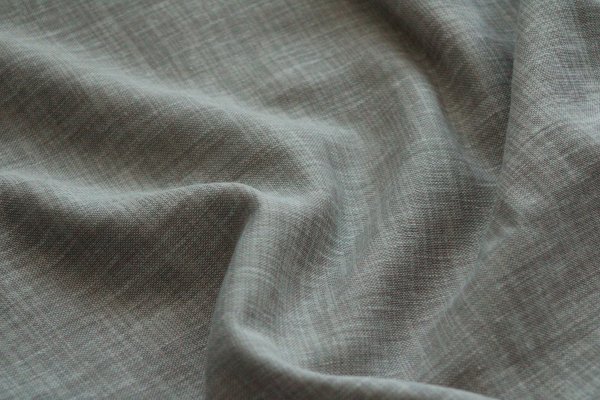Zen Weave Soft Taupe inbetween vouwgordijn met schaduwachtige geweven structuur in meerdere tinten en zachte lichtinval – elegante en duurzame raamdecoratie