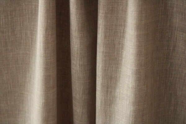Soft taupekleurig Zen Weave gordijn, sierlijk vallend, ideaal voor een serene, moderne sfeer in de ruimte.