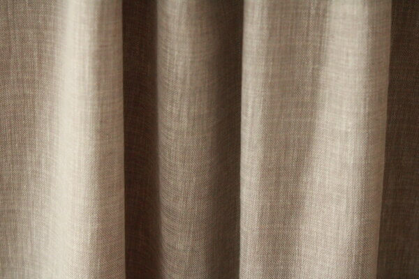 Set van soft taupekleurige Zen Weave gordijnen, perfect voor een verfijnde en milieuvriendelijke inrichting.