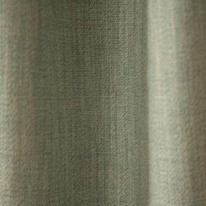 Turquoisekleurig Zen Weave gordijn, stijlvol hangend, voegt frisheid en kleur toe aan de ruimte.