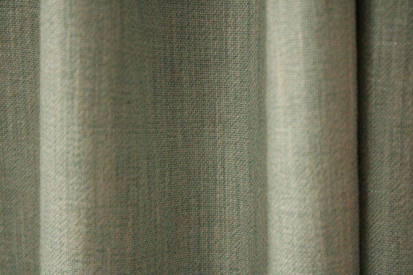Turquoisekleurig Zen Weave gordijn, stijlvol hangend, voegt frisheid en kleur toe aan de ruimte.