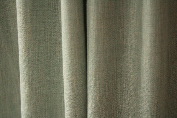 Set van turquoisekleurige Zen Weave gordijnen, ideaal voor een dynamisch en milieubewust interieur.