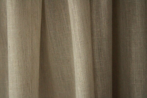 Set van zandkleurige Zen Weave gordijnen, perfect voor een natuurlijke en rustgevende inrichting.