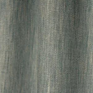 Sfeerfoto van blauwe inbetween gordijnen uit de Zenweave collectie, lichtdoorlatend en perfect voor een frisse en moderne uitstraling.