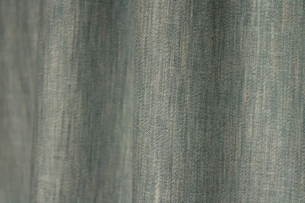 Sfeerfoto van blauwe inbetween gordijnen uit de Zenweave collectie, lichtdoorlatend en perfect voor een frisse en moderne uitstraling.
