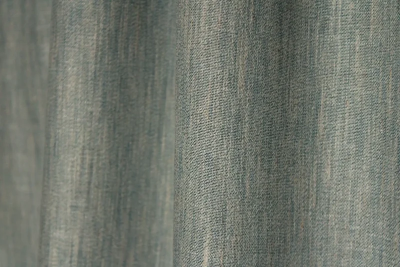 Sfeerfoto van blauwe inbetween gordijnen uit de Zenweave collectie, lichtdoorlatend en perfect voor een frisse en moderne uitstraling.