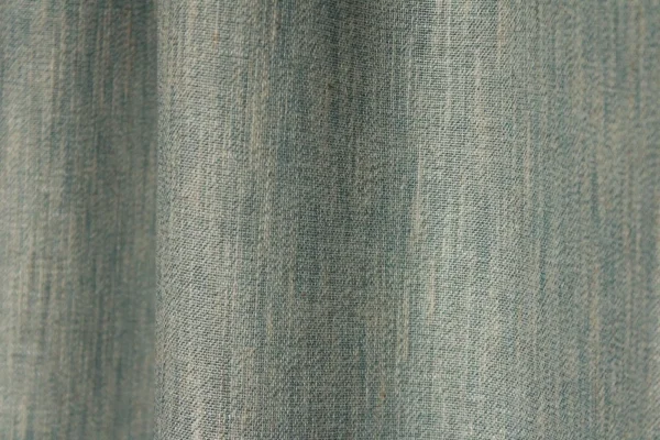 Close-up van de blauwe inbetween stof met fijne weving en subtiele lichtdoorlaat.