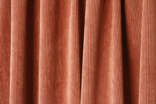Cognackleurige Corduroy gordijnen, jc2405 van okika. Voegt warmte en verfijning toe aan elk interieur.