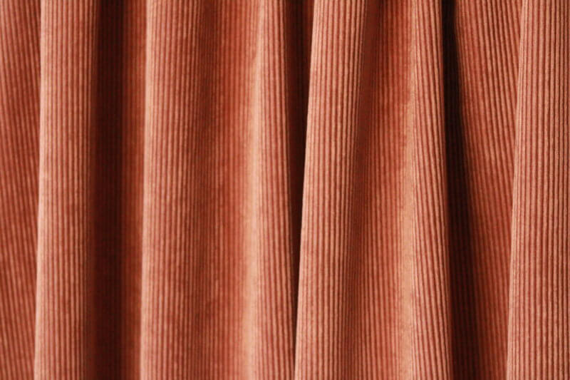 Cognackleurige Corduroy gordijnen, jc2405 van okika. Voegt warmte en verfijning toe aan elk interieur.