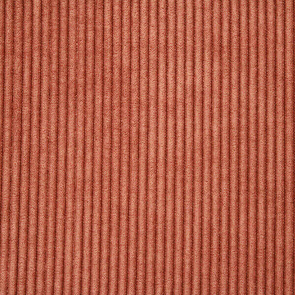 etail van Corduroy vouwgordijn in cognac met ribstructuur, gemaakt van polyester voor een stijlvolle, warme uitstraling in moderne interieurs