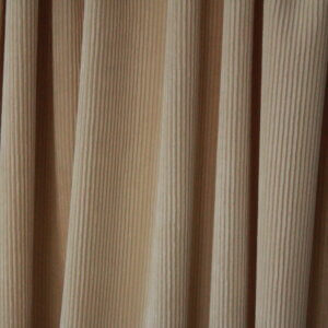 Crèmekleurige Corduroy gordijnen, jc2410 van okika, biedt een serene en luxe sfeer in elke ruimte.