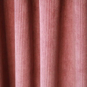 Donker roze Corduroy gordijn, jc2403 van okika. Vloeiend hangend en geeft een chique uitstraling aan het interieur.