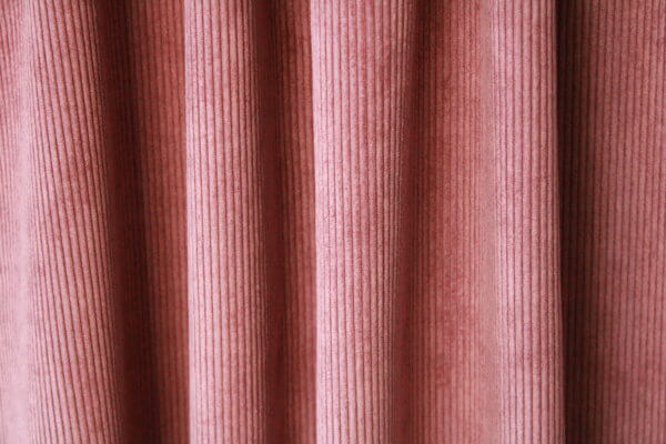 Donker roze Corduroy gordijn, jc2403 van okika. Vloeiend hangend en geeft een chique uitstraling aan het interieur.