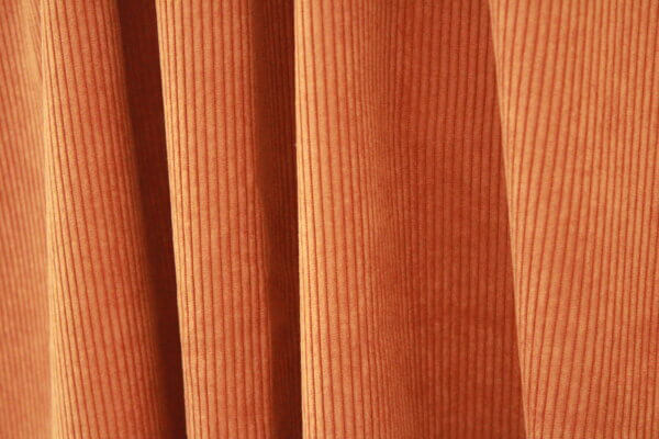 Oranje Corduroy gordijn, jc2408 van okika. Een kleurrijk en levendig accent in een interieur.