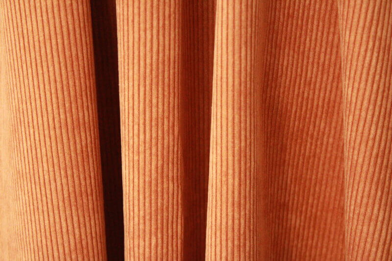 Oranje Corduroy gordijnen, jc2408 van okika. Voor een vrolijke en energieke sfeer in de ruimte.