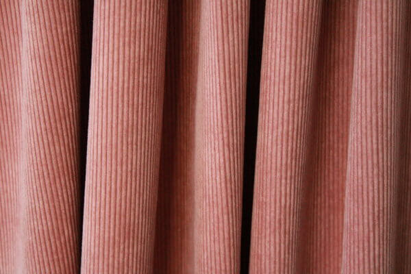 Oud roze Corduroy gordijn, jc2404 van okika. Prachtig hangend en creëert een rustgevende sfeer in de ruimte.