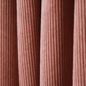 Oudroze Corduroy gordijn, jc2404 van okika. Prachtig hangend en creëert een rustgevende sfeer in de ruimte.