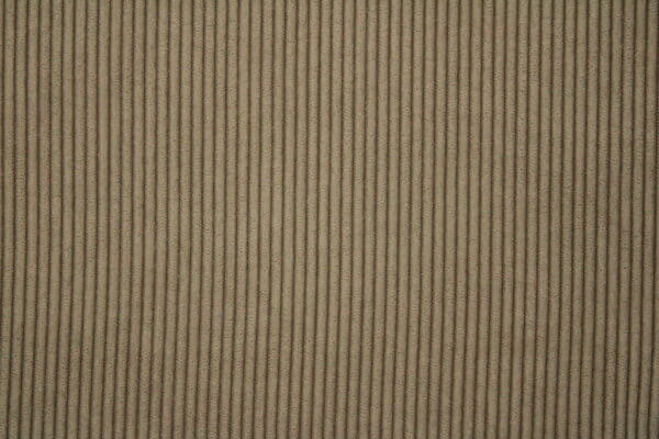 Detail patroon van het taupe kleurige Corduroy gordijn, jc2409 okika. Toont de verfijnde ribbels en de rijke textuur van de stof.