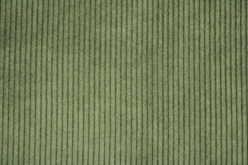Corduroy vouwgordijn in zeegroen met ribstructuur, gemaakt van duurzaam polyester, ideaal voor intensief gebruik in een stijlvol interieur.