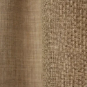 Sfeerfoto van honingkleurige inbetween gordijnen uit de Zenweave collectie, warm en lichtdoorlatend voor een natuurlijke uitstraling