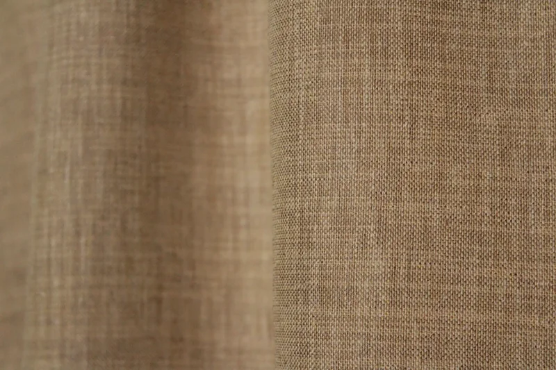 Sfeerfoto van honingkleurige inbetween gordijnen uit de Zenweave collectie, warm en lichtdoorlatend voor een natuurlijke uitstraling