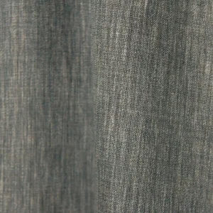 Sfeerfoto van indigo blauwe inbetween gordijnen met gemêleerde stof, lichtdoorlatend en perfect voor een moderne, sfeervolle uitstraling.