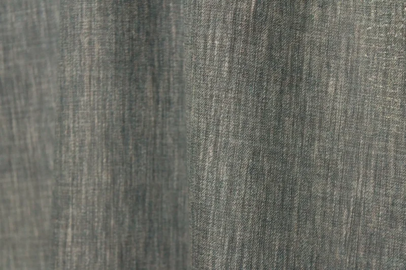 Sfeerfoto van indigo blauwe inbetween gordijnen met gemêleerde stof, lichtdoorlatend en perfect voor een moderne, sfeervolle uitstraling.