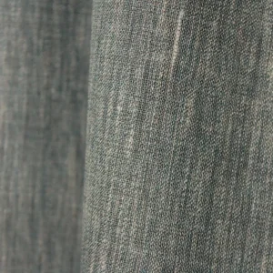 Detailopname van het gemêleerde weefpatroon van de indigo blauwe inbetween gordijnen met natuurlijke textuur.