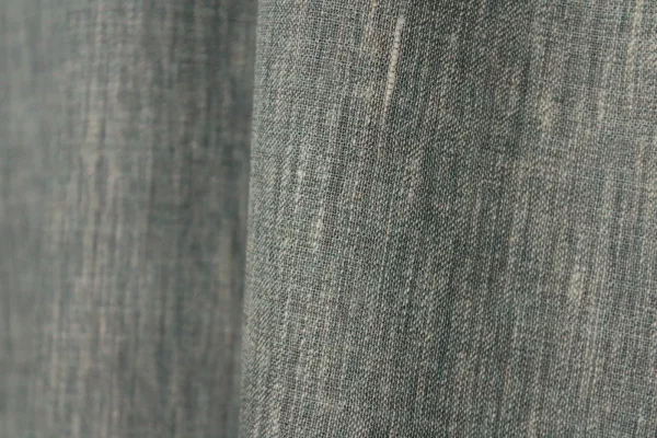 Detailopname van het gemêleerde weefpatroon van de indigo blauwe inbetween gordijnen met natuurlijke textuur.