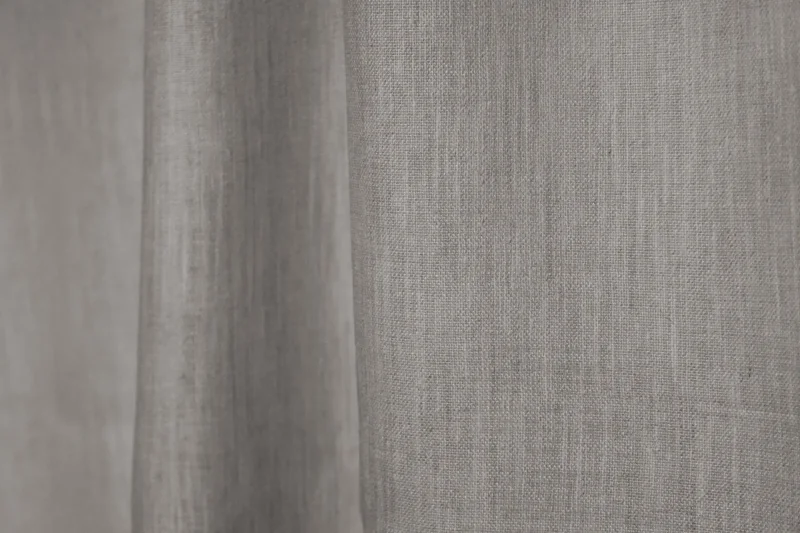Ivoorkleurig Zen Weave gordijn, elegant vallend, perfect voor een lichte en serene sfeer in de kamer.