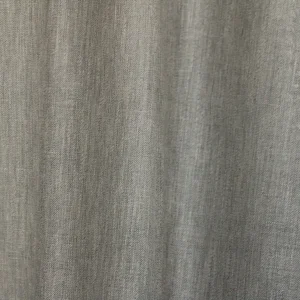 Sfeerfoto van lichtgrijze inbetween gordijnen uit de Zenweave collectie, lichtdoorlatend en perfect voor een moderne en rustige uitstraling.