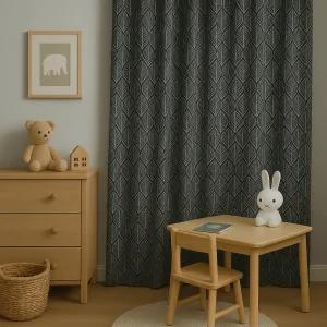 Zwarte gordijnen met Scandinavisch blaadjespatroon in een stijlvolle kinderkamer