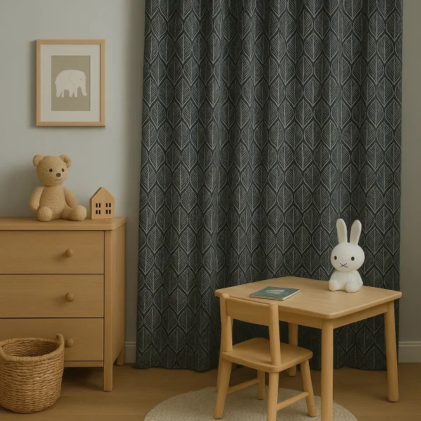 Zwarte gordijnen met Scandinavisch blaadjespatroon in een stijlvolle kinderkamer