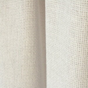 Parelwitte soft silk inbetween gordijn, model JC2436, afbeelding van detail van stof dat een zachte textuur en subtiele glans biedt.